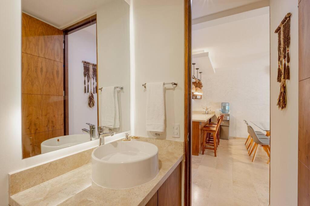 Brand New Pool Side 2br Private Concierge Apartment